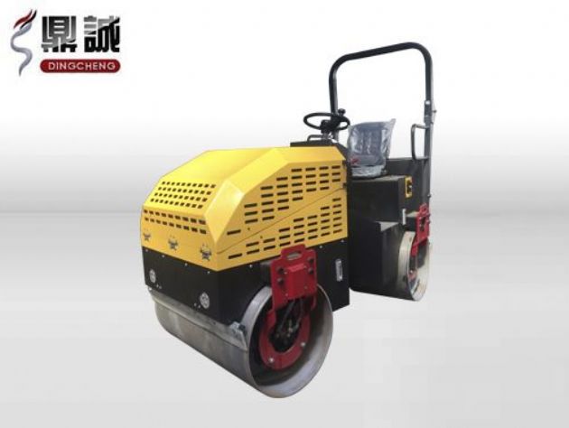 点击查看详细信息<br>标题：2.5吨全液压座驾式振动压路机 阅读次数：14412